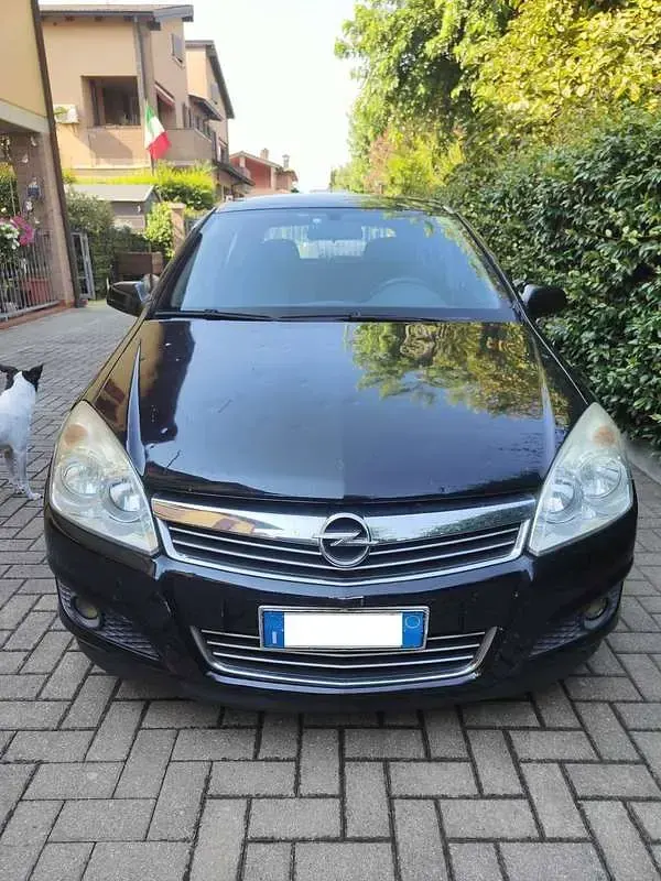 Usata Opel Astra Cosmo 101 CV (74 kW) 2007 Nero Berlina
