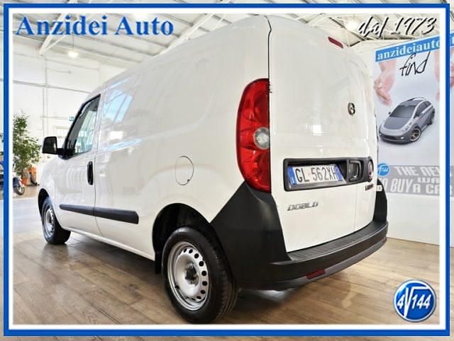Usata Fiat Doblò Business 105 CV (77 kW) 2022 Bianco pastello Monovolume