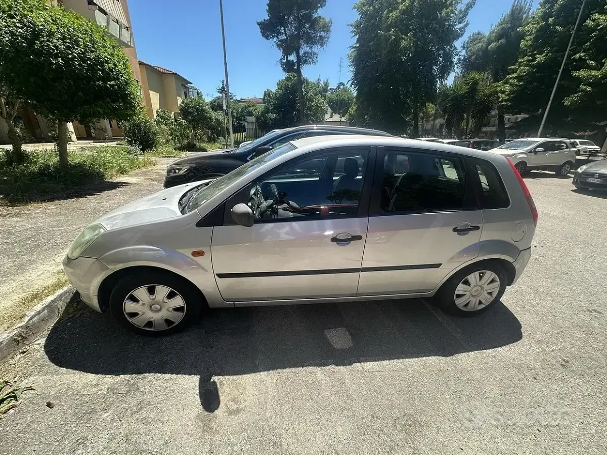 Usata Ford Fiesta Zetec 75 CV (55 kW) 2004 Grigio Utilitaria