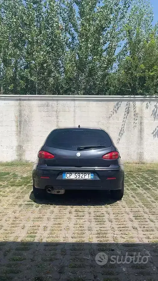 Usata Alfa Romeo 147 105 CV (77 kW) 2004 Bluazzurro Utilitaria