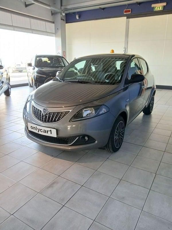 Usata Lancia Ypsilon Gold 69 CV (50 kW) 2023 Grigio scuro Utilitaria