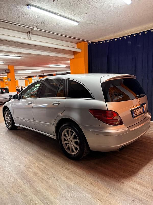Usata Mercedes R320 224 CV (164 kW) 2007 Argento Monovolume