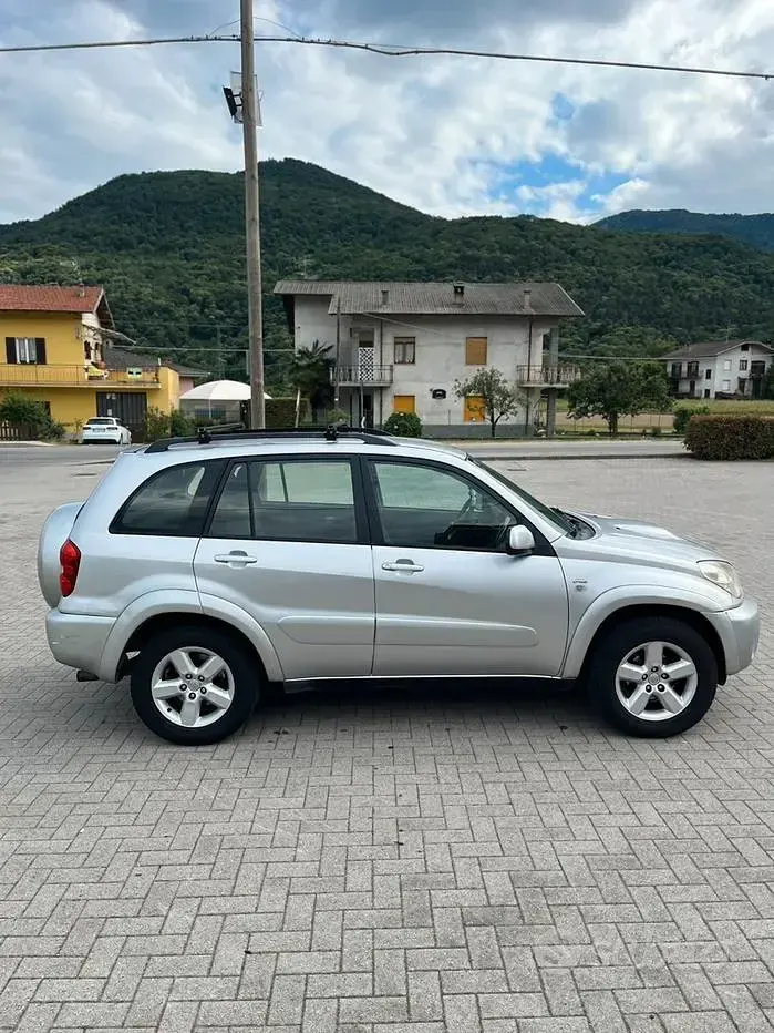 Usata Toyota RAV4 116 CV (85 kW) 2004 Grigio SUV