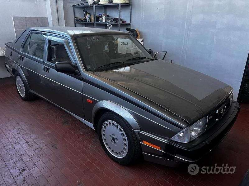 Usata Alfa Romeo 75 155 CV (114 kW) 1989 Giallo Berlina