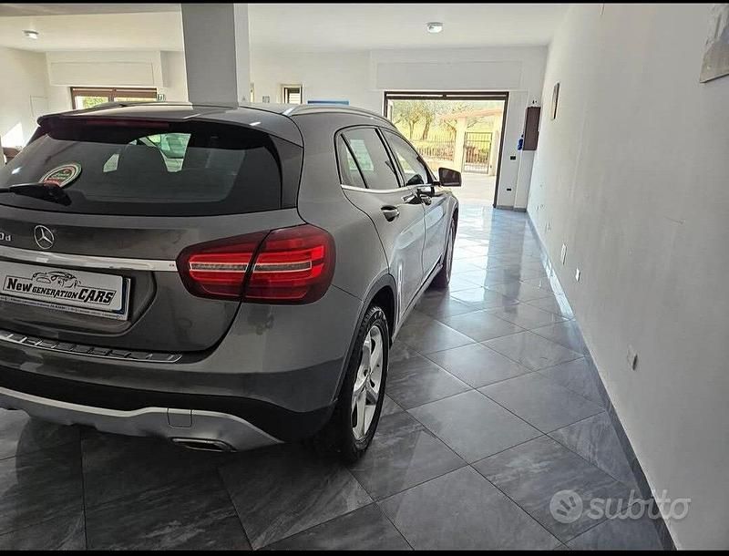 Usata Mercedes GLA200 135 CV (99 kW) 2017 Grigio SUV