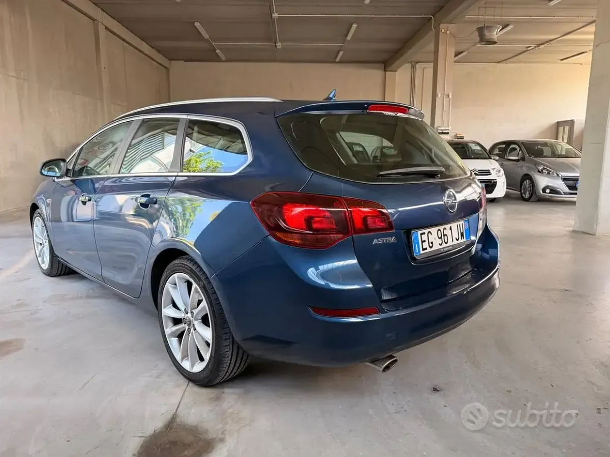 Gebraucht Opel Astra Cosmo 140 PS (102 kW) 2011 Blau Kombi