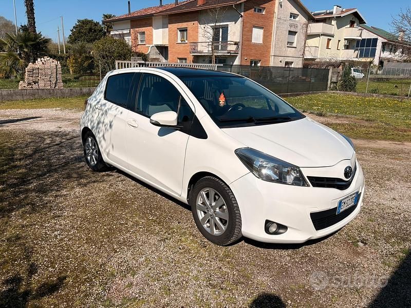 Second-hand Toyota Yaris 90 CP (66 kW) 2012 Alb Hatchback