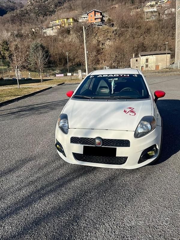 Usata Abarth Grande Punto 180 CV (132 kW) 2010 Bianco Utilitaria