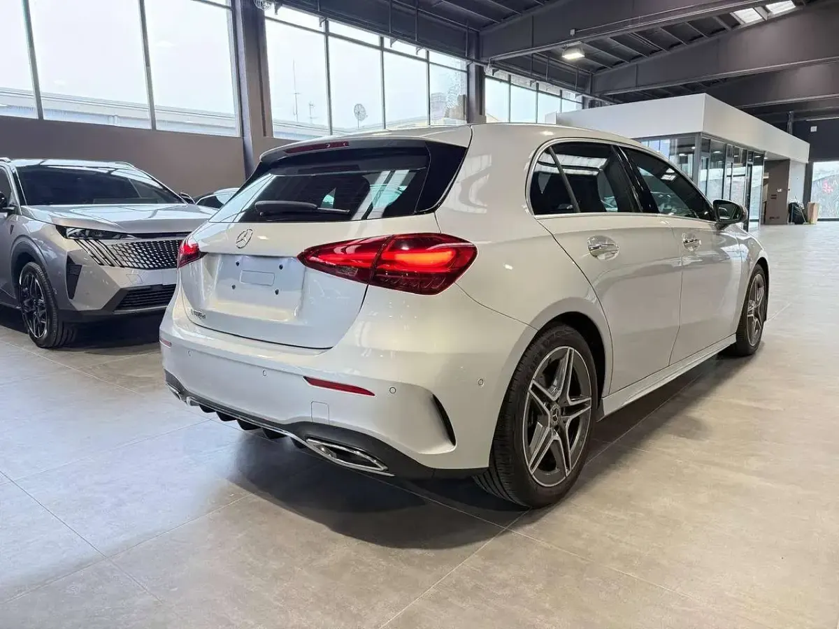 Gebraucht Mercedes A180 AMG Line Premium 116 PS (85 kW) 2023 Silber Limousine