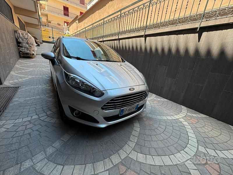 Usata Ford Fiesta Titanium 90 CV (66 kW) 2013 Grigio Utilitaria