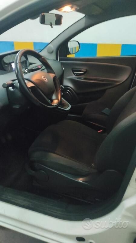 Usata Lancia Ypsilon 69 CV (50 kW) 2015 Bianco Utilitaria