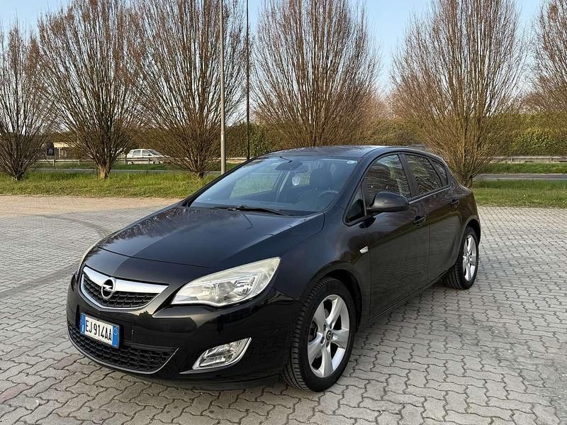 Usata Opel Astra 110 CV (80 kW) 2011 Other Berlina
