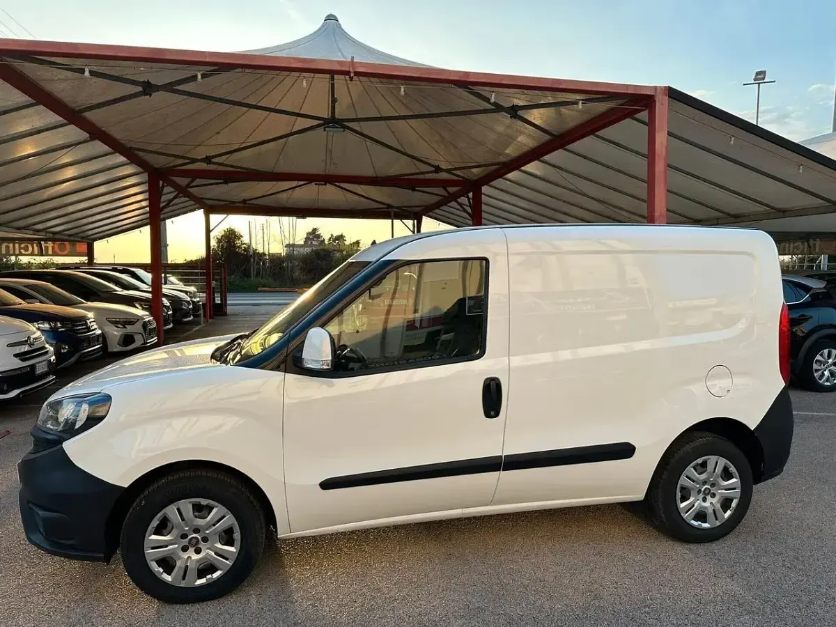 Usata Fiat Doblò S 105 CV (77 kW) 2022 Bianco Monovolume