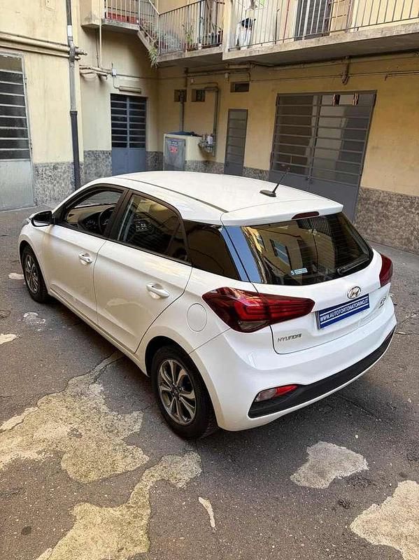 Usata Hyundai i20 75 CV (55 kW) 2020 Bianco pastello Berlina