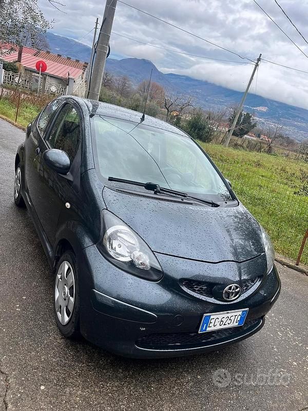 Usata Toyota Aygo 68 CV (50 kW) 2005 Grigio Utilitaria