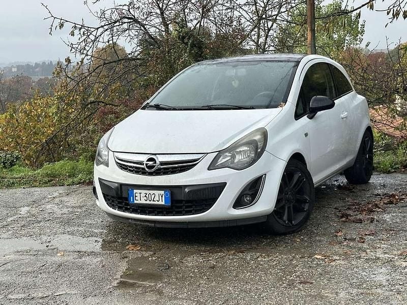 Bianco Usata 2013 Opel Corsa Tre volumi | 3000 € (Ottimo prezzo) - Immagine 1/4