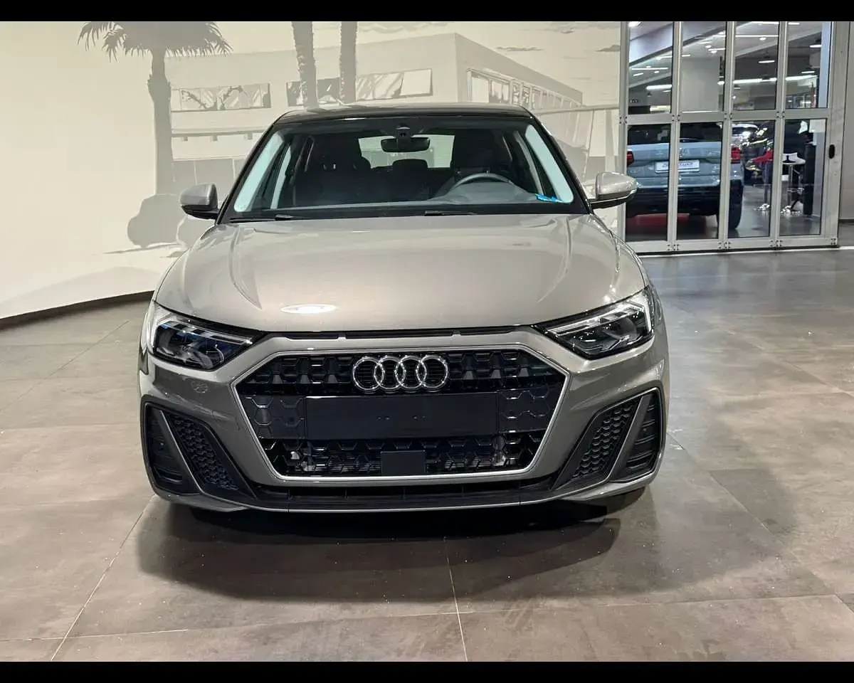 Nuova Audi A1 Sportback S-Line 116 CV (85 kW) 2026 Grigio chronos / tetto nero my Utilitaria