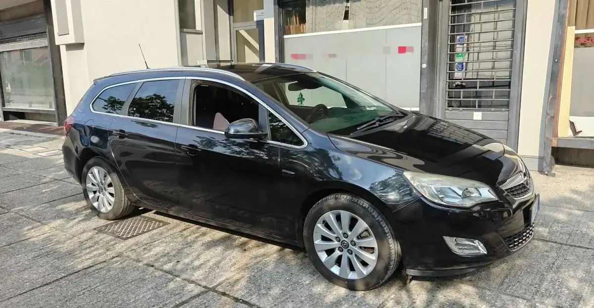 Usata Opel Astra Cosmo 125 CV (91 kW) 2012 Nero Station wagon