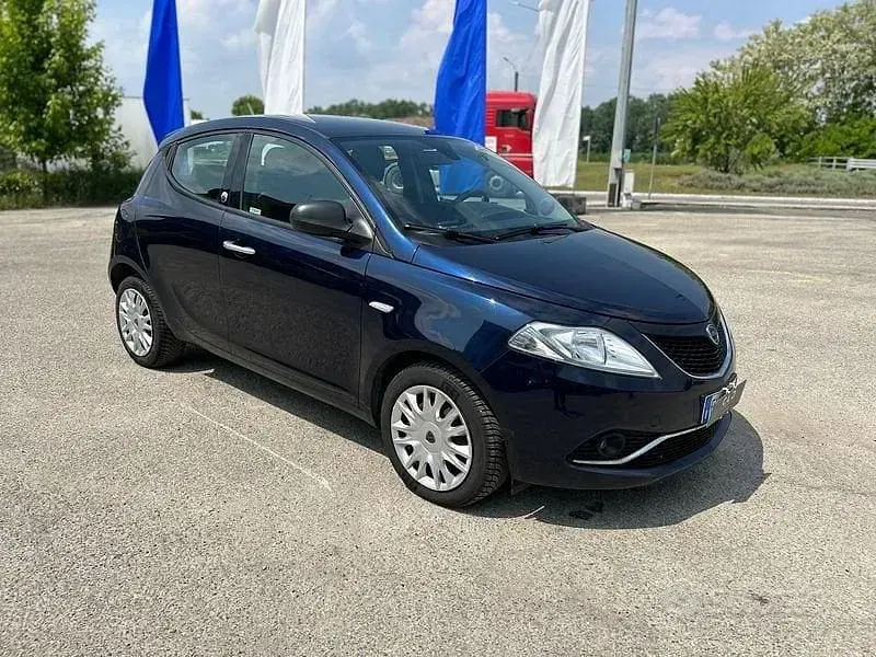 Usata Lancia Ypsilon Gold 69 CV (50 kW) 2018 Blu/azzurro Utilitaria