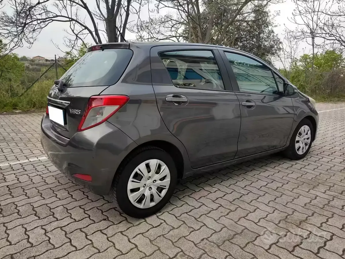 Usata Toyota Yaris 90 CV (66 kW) 2014 Grigio Utilitaria