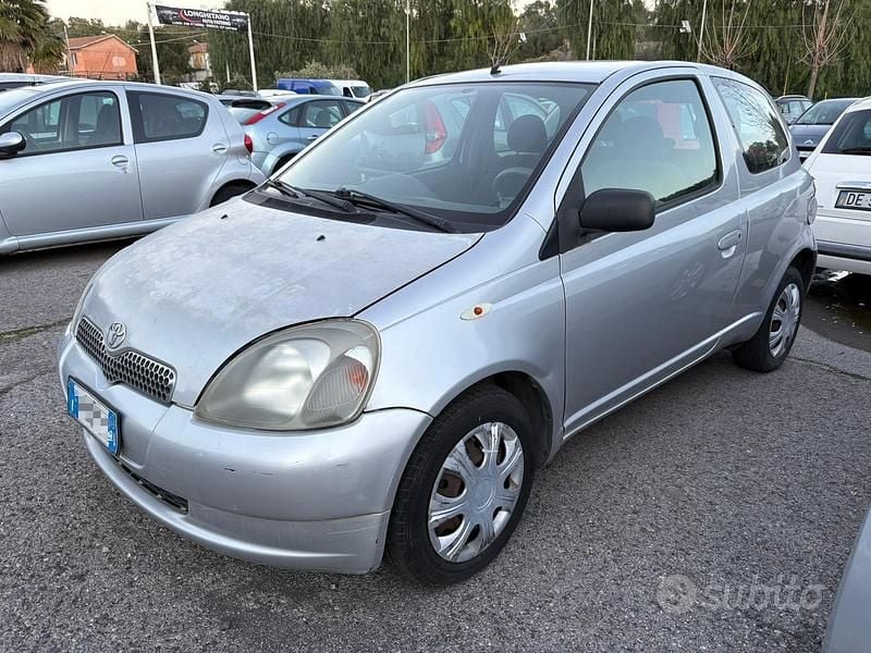 Usata Toyota Yaris Sol 67 CV (49 kW) 2002 Grigio Berlina