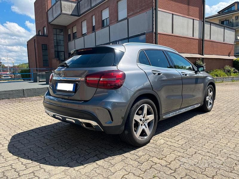 Usata Mercedes GLA200 Premium 156 CV (114 kW) 2019 Grigio SUV