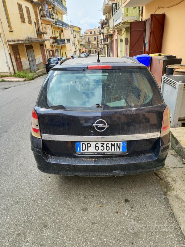 Usata Opel Astra 101 CV (74 kW) 2008 Nero Station wagon