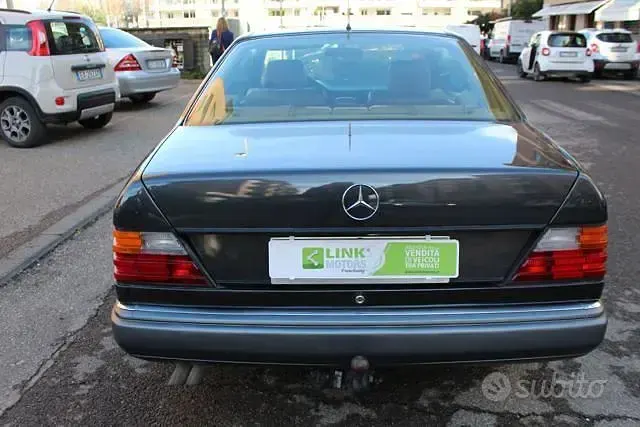 Usata Mercedes E300 220 CV (161 kW) 1992 Grigio Utilitaria