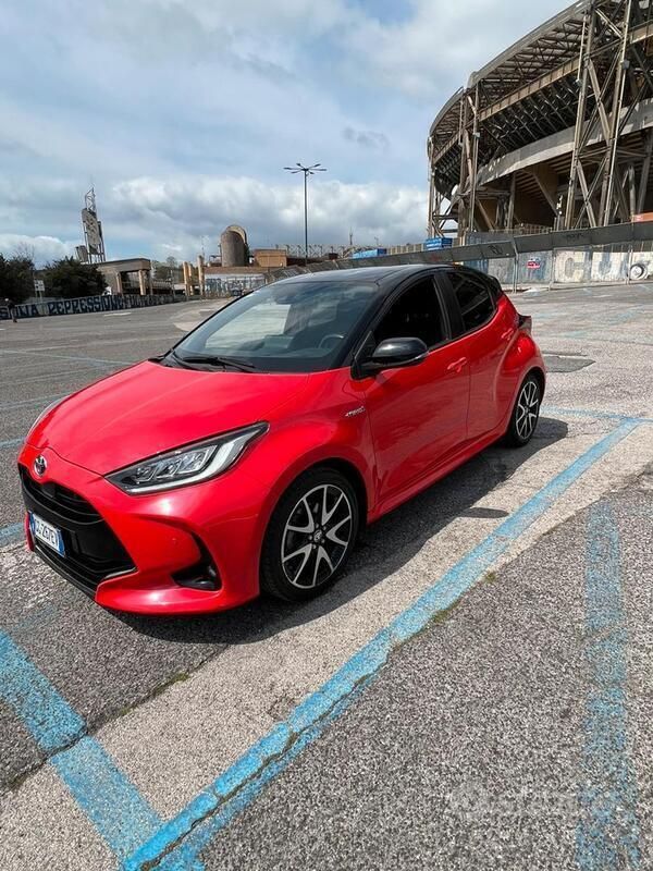 Usata Toyota Yaris Hybrid 92 CV (67 kW) 2021 Rosso Utilitaria