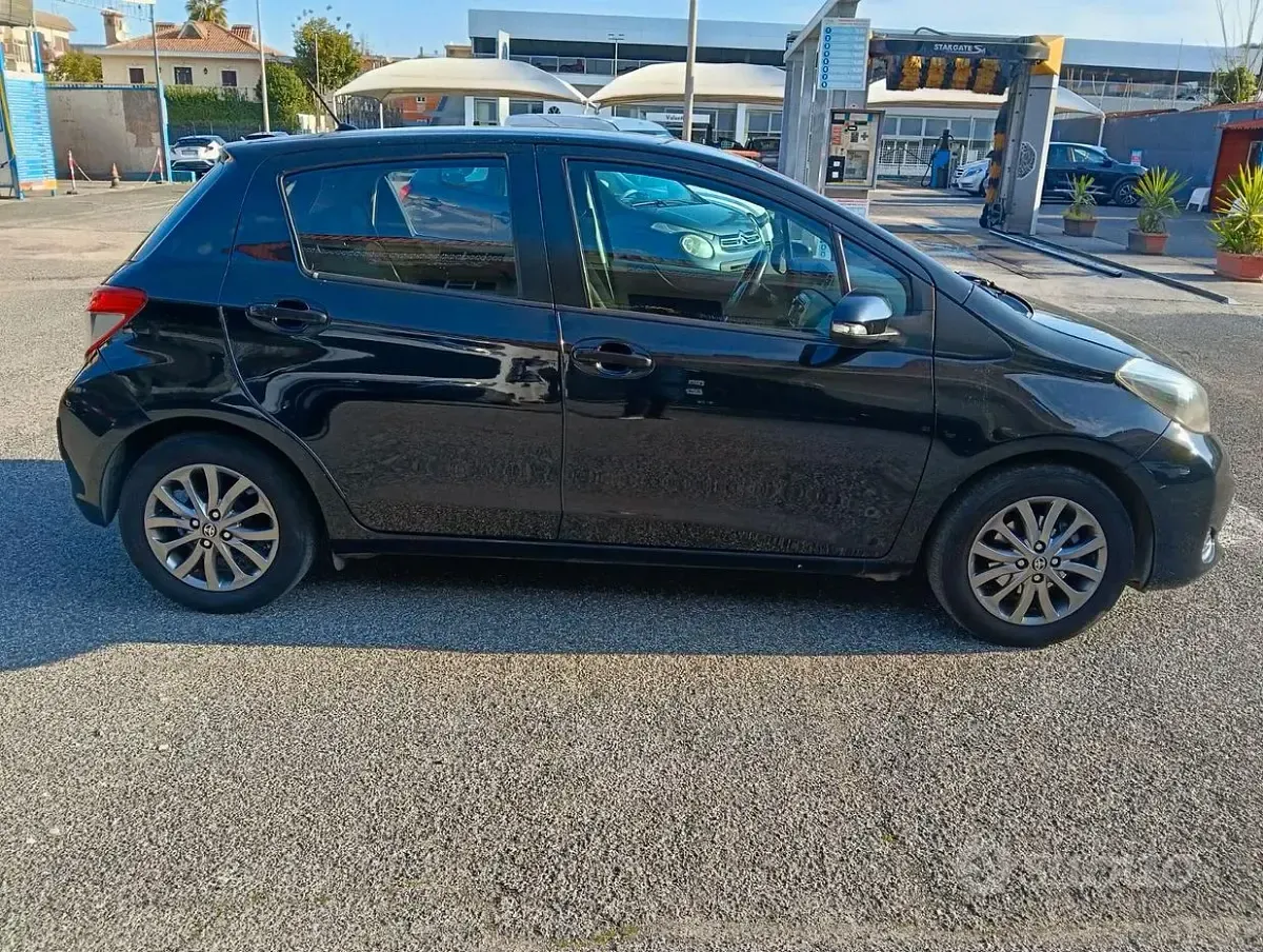 Usata Toyota Yaris 99 CV (72 kW) 2013 Nero Utilitaria