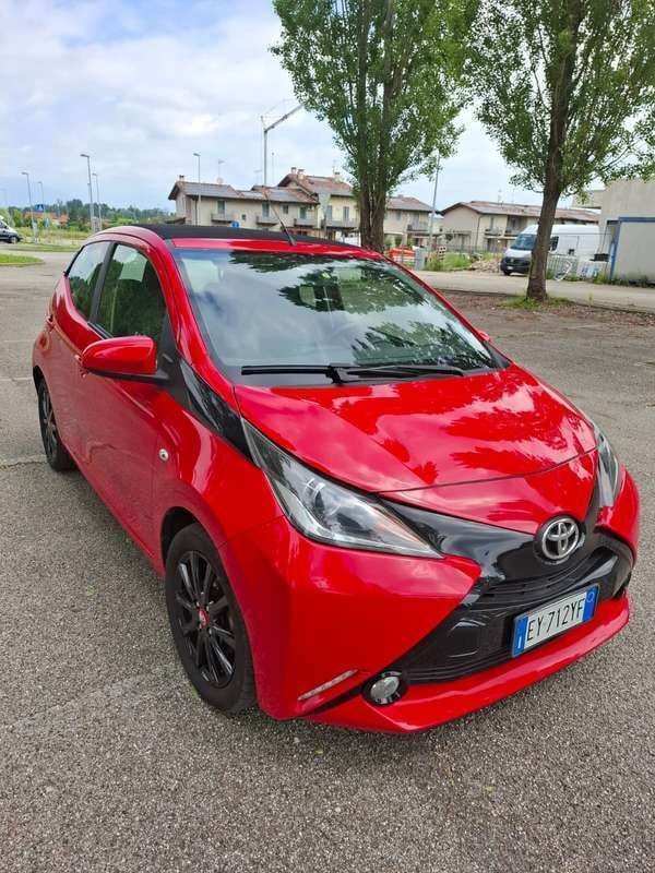 Usata 2015 Toyota Aygo X-wave Due volumi | 8400 € (Cara) - Immagine 1/4