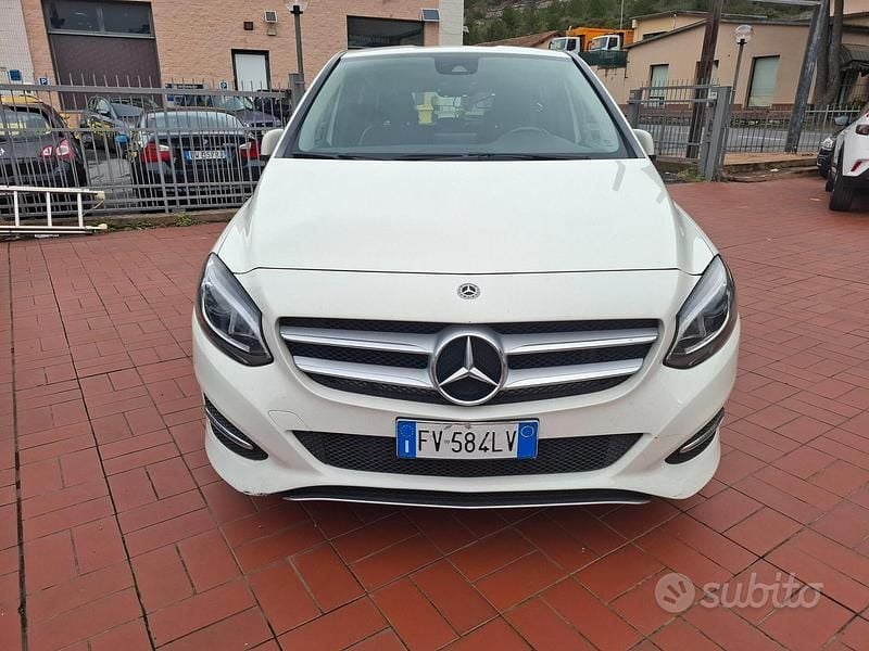 Usata Mercedes B200 Business 135 CV (99 kW) 2019 Bianco Monovolume