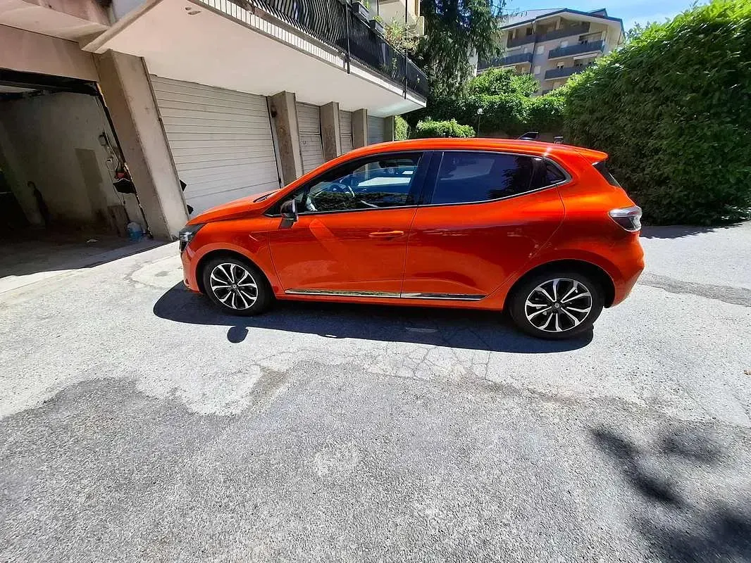 Usata Renault Clio V Techno 91 CV (66 kW) 2024 Arancione Berlina