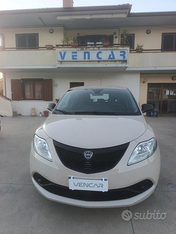 Usata Lancia Ypsilon Silver 95 CV (69 kW) 2018 Marrone Utilitaria