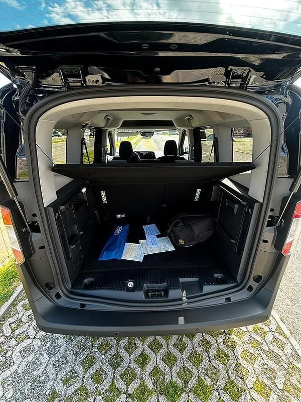 Usata Ford Tourneo Courier Titanium 125 CV (91 kW) 2025 Nero Monovolume