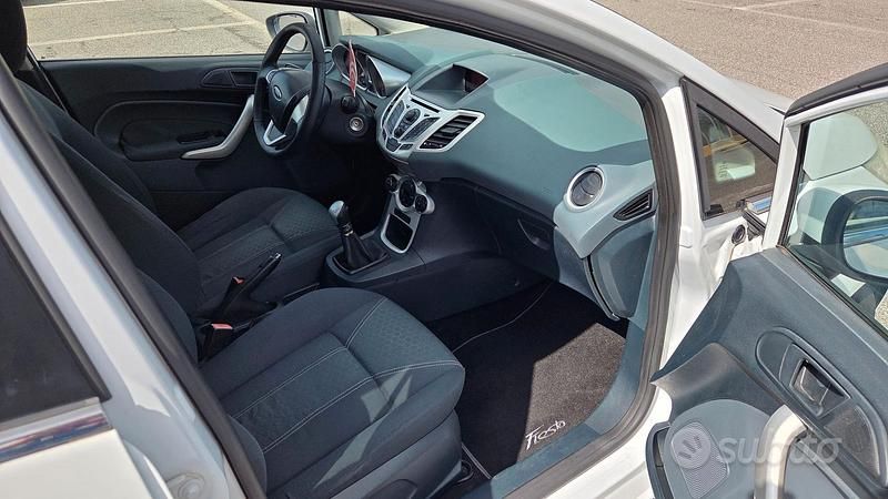 Usata Ford Fiesta Titanium 68 CV (50 kW) 2009 Bianco Utilitaria