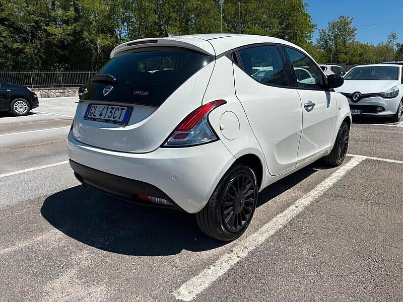 Usata Lancia Ypsilon Gold 69 CV (50 kW) 2022 Grigio Utilitaria