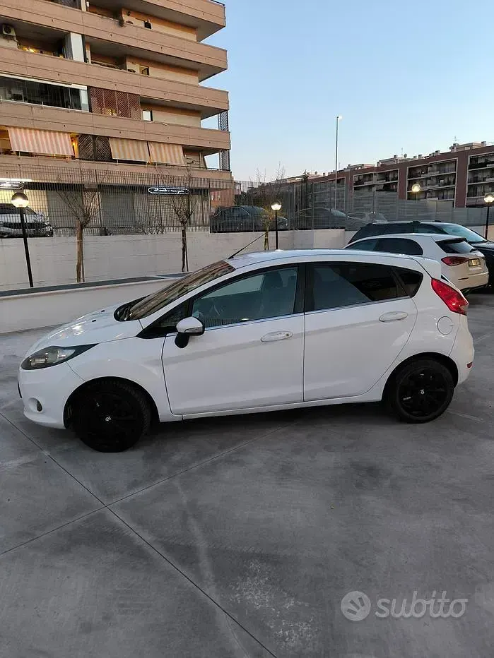 Usata Ford Fiesta 82 CV (60 kW) 2011 Bianco Berlina
