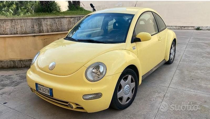 Begagnad VW New Beetle 90 HK (66 kW) 2001 Gul Halvkombi