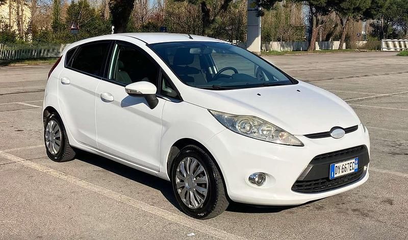 Usata Ford Fiesta 95 CV (69 kW) 2009 Bianco Utilitaria