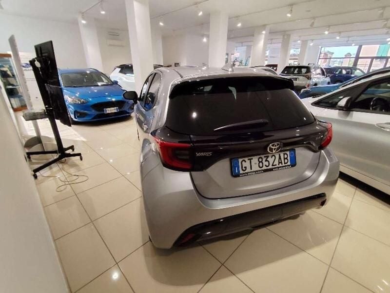 Usata Toyota Yaris Hybrid Lounge 129 CV (94 kW) 2024 Argento Berlina
