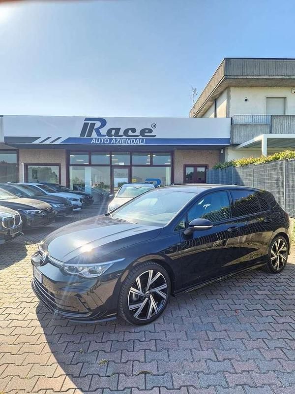 Nero Usata 2022 VW Golf VIII R-line Tre volumi | 26.900 € (Buon prezzo) - Immagine 1/4