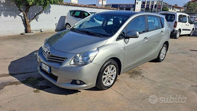 Usata Toyota Verso Luxury 126 CV (92 kW) 2011 Grigio Monovolume