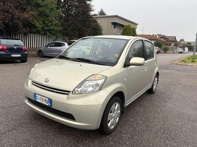 Grigio Usata 2007 Daihatsu Sirion Due volumi | 4200 € (Buon prezzo) - Immagine 1/4