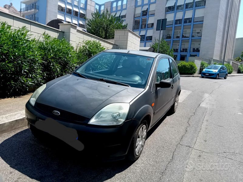 Usata Ford Fiesta 68 CV (50 kW) 2003 Nero Utilitaria