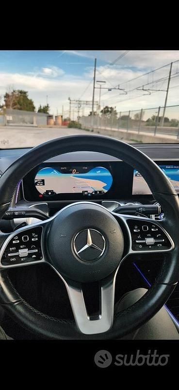 Usata Mercedes GLB200 150 CV (110 kW) 2020 Grigio SUV