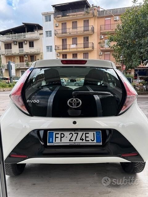 Usata Toyota Aygo Business Edition 69 CV (50 kW) 2018 Bianco Utilitaria