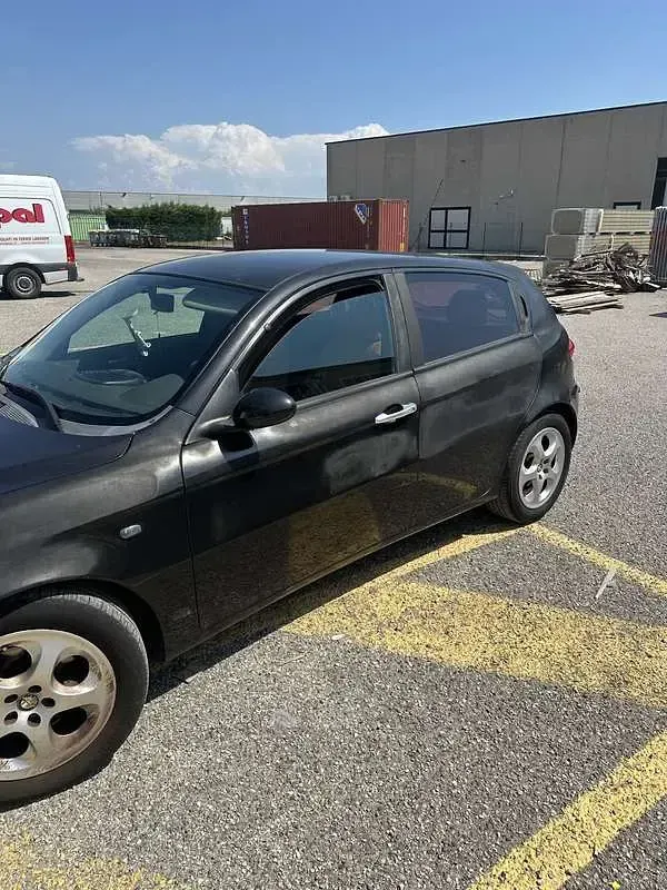 Usata Alfa Romeo 147 Distinctive 116 CV (85 kW) 2004 Nero Utilitaria