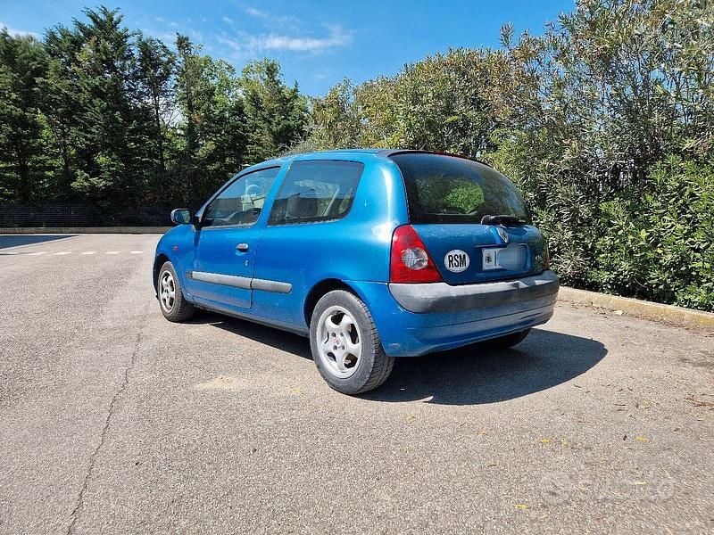 Usata Renault Clio II Authentique 65 CV (47 kW) 2001 Blu Utilitaria