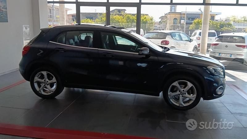 Usata Mercedes GLA200 135 CV (99 kW) 2018 Blu SUV